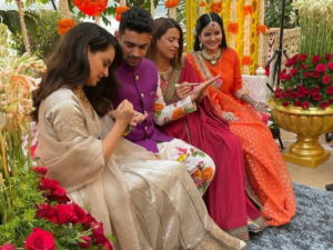 भाई के हाथ पर कंगना ने मेहंदी लगाई, मेहंदी सेरेमनी पर जमकर किया डांस