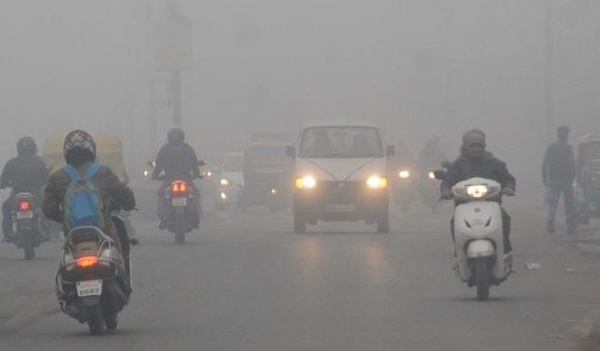 पंजाब में पराली जलाने का टूटा रिकॉर्ड, धुएं से दिल्ली के लोगों का घुट रहा दम