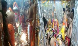बाबा महाकाल के आंगन में फुलझड़ी जलाकर मनाई गई सबसे पहले दीपावली