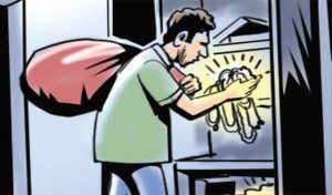 घर का न ताला टूटा, न खुला फिर भी हो गई लाखों की चोरी