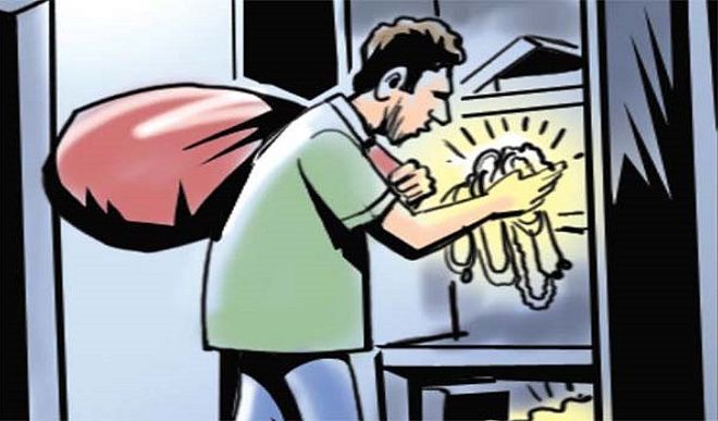 घर का न ताला टूटा, न खुला फिर भी हो गई लाखों की चोरी