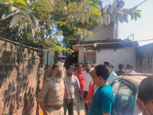 महिला के हाथ में लगी गोली, पति के बिजनेस पार्टनर की फांसी पर झूलती मिली लाश; पुलिस को संदेह