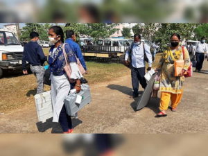 कल सुबह 7 बजे से होगा मतदान, ईवीएम के साथ बूथ पर रवाना हुए मतदानकर्मी