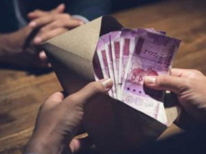अस्पताल में प्रसूता के खाने का बिल पास करने के बदले 8 हजार रिश्वत लेते अकाउंटेंट पकड़ा