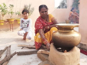 परवैतिनों ने मिट्‌टी के चूल्हे पर बनाया प्रसाद, पूजा-पाठ और भोग लगाने के बाद शुरू हुआ 36 घंटे का निर्जला व्रत