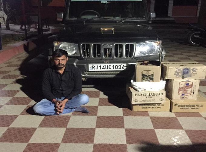 हैंड सैनेटाइजर, केमिकल और देशी शराब में एसेंस मिलाकर बनाई जा रही थी नकली शराब, मकान में चल रही थी फैक्ट्री
