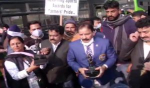 पुरस्कार लौटाने के लिए खिलाड़ियों ने राष्ट्रपति भवन की ओर मार्च किया, रास्ते में पुलिस ने रोका