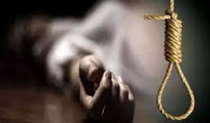 खेत पर पति ने लगाई फांसी, तो पत्नी ने पीया जहर