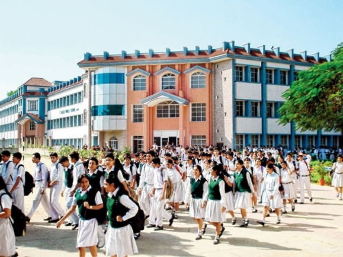 सरकार ने जारी किया आदेश, पैरेंट्स की अनुमति से स्कूल आ सकेंगे 10वीं से 12वीं तक के स्टूडेंट्स