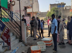 जयपुर में आवासीय कॉलोनी में अवैध चल रही मीट की दुकानों पर कार्रवाई, नगर निगम टीम को देख भागे दुकानदार