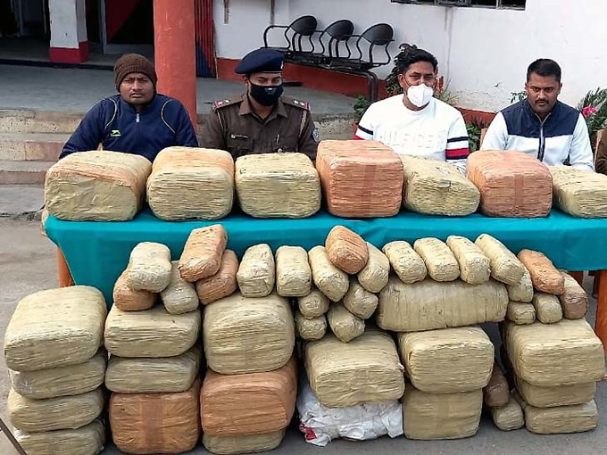 बिहार भेजा जा रहा 10 लाख रुपए का गांजा चतरा से बरामद, तस्कर फरार