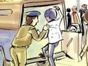 कोर्ट कैंपस के बाहर चाय पी रहे थे पुलिसकर्मी, पुलिस जीप ले भागे गिरफ्तार हत्या के आरोपी