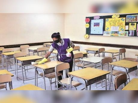 9 माह बाद खुला स्कूल, पहले दिन उपस्थिति 10% से भी कम, अभिभावक के सहमति पत्र के बिना स्कूलों में पहुंचे अधिकतर बच्चे