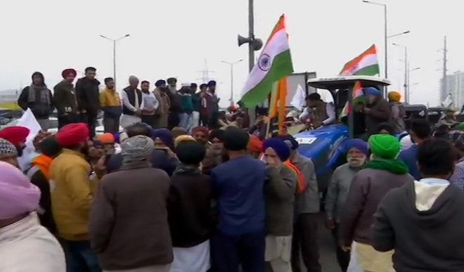 आंदोलन के 43वें दिन किसानों ने तेज किया अपना प्रदर्शन, दिल्ली के चारों ओर ट्रैक्टर रैली निकाला