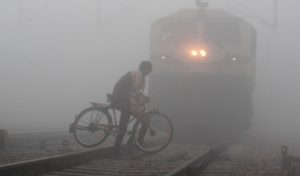 दिल्ली में भीषण ठंड और शीतलहर जारी, सुबह छाया रहा कोहरा