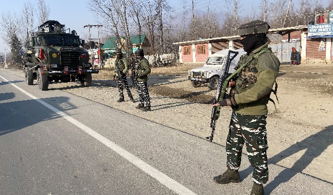 पुलवामा की दीवारों पर लगाए गये धमकी भरे पोस्टर, आतंकवादियों के पांच सहयोगी गिरफ्तार