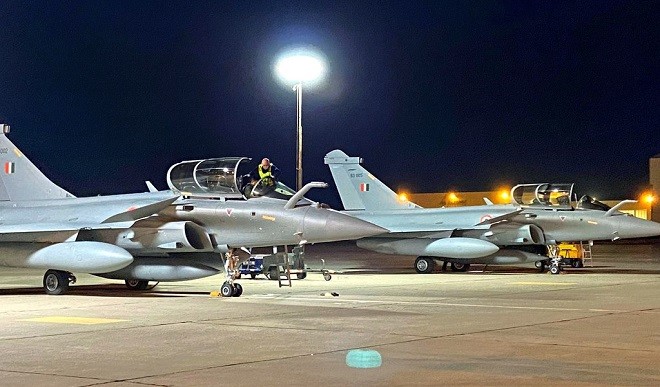सीमा गतिरोध के बीच बढ़ी IAF की ताकत, भारत पहुंचे तीन और राफेल विमान, 7,000 किमी से अधिक की भरी उड़ान