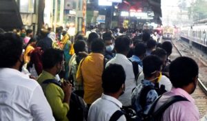 मुंबई में आम लोगों के लिए शुरू हुआ लोकल ट्रेन सेवा, करना होगा इन नियमों का पालन