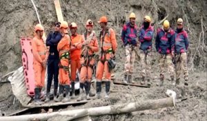 सुरंग में फंसे लोगों को निकालने का काम अब भी जारी, अब तक 32 शव बरामद