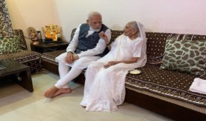 PM मोदी की मां ने लगवाया कोरोना का टीका, प्रधानमंत्री ने ट्वीट करके खुद दी जानकारी