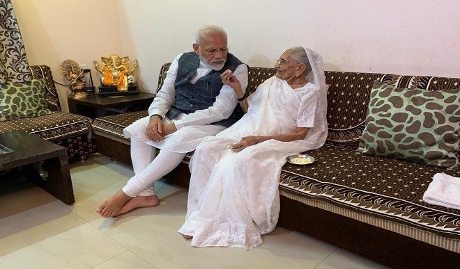 PM मोदी की मां ने लगवाया कोरोना का टीका, प्रधानमंत्री ने ट्वीट करके खुद दी जानकारी