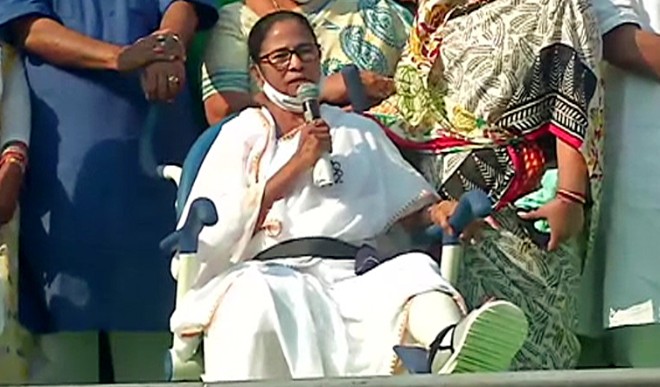 ममता बनर्जी को जो चोटें आई हैं, उनका कारण हमला नहीं है: निर्वाचन आयोग रिपोर्ट