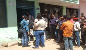 हंसिया व चाकू से गला रेतकर की पत्नी व दो बच्चों की हत्या, खुद फांसी पर झूला युवक