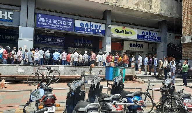 लॉकडाउन के ऐलान होते ही दिल्ली में ठेकों पर भीड़, एक महिला बोलीं- मुझे दवाओं का नहीं, पैग का असर होता है