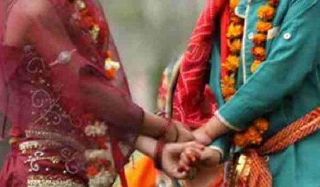 शादी वाले घरों में पहुंचे अधिकारी, बोले -10 अधिक लोग मिले तो होगा मामला दर्ज