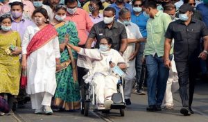 व्हील चेयर ने ममता बनर्जी को CM की चेयर तक इस तरह पहुँचा दिया