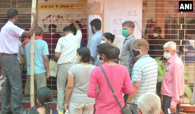 बिहार में 18-44 आयु वर्ग के लिए टीकाकरण अभियान शुरू, कोविड-19 प्रोटोकॉल की उड़ाई धज्जियां