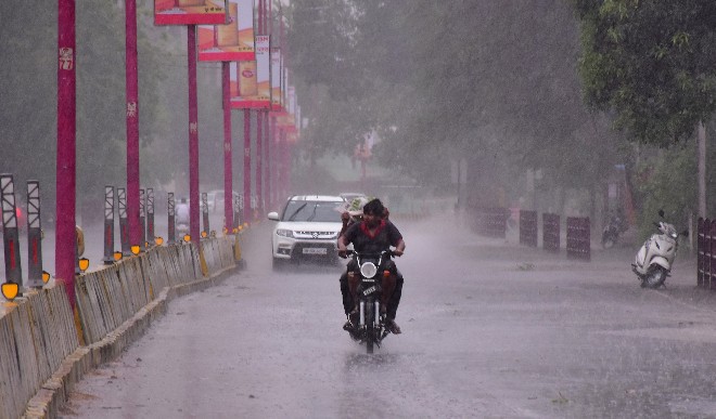 चक्रवाती तूफान ताउते के असर से राजस्थान में जयपुर सहित अनेक जगह बारिश