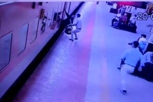 alertness-of-rpf-staff-saved-a-passenger-at-ranchi-railway-station_1624284644