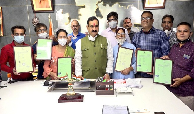 पाकिस्तान से आए 6 हिन्दू शरणार्थियों को मिली भारत की नागरिकता, नरोत्तम मिश्रा ने दिया प्रमाण पत्र