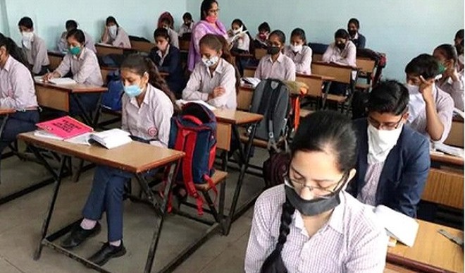 गुजरात : 15 जुलाई से 12वीं के छात्रों के लिए शुरू होंगी कक्षाएं, कॉलेज व तकनीकी संस्थान भी खुलेंगे