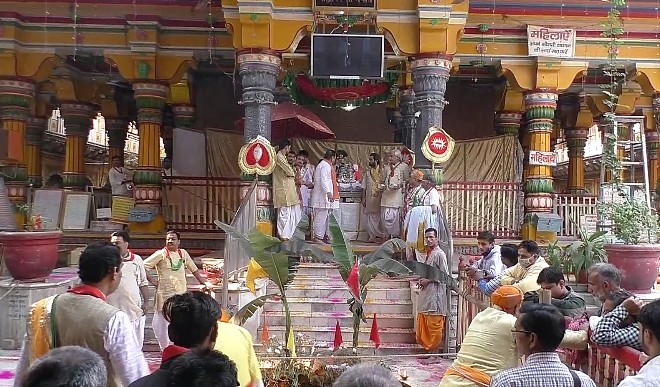 गुजरात के द्वारकाधीश मंदिर पर आकाशीय बिजली गिरी, ध्वजा को नुकसान पहुंचा