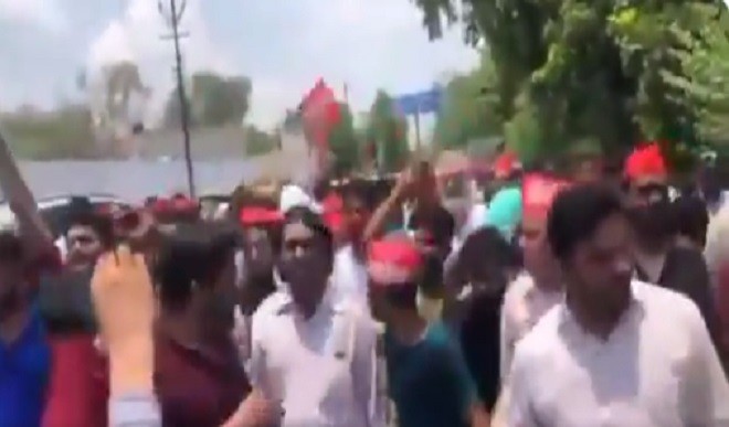 आगरा में समाजवादी पार्टी के प्रदर्शन में लगे पाकिस्तान ज़िंदाबाद के नारे, योगी सरकार ने लिया ये एक्शन