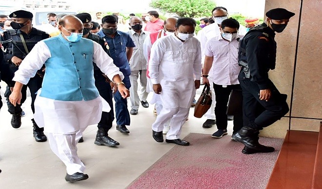 चीन संग तनातनी के बीच राजनाथ सिंह की पूर्व रक्षा मत्रियों संग अहम मीटिंग,  CDS रावत और सेना प्रमुख रहे मौजूद