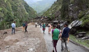 हिमाचल में जारी मूसलाधार बारिश, नदी के तेज बहाव में गिरी कार, तीन की मौत