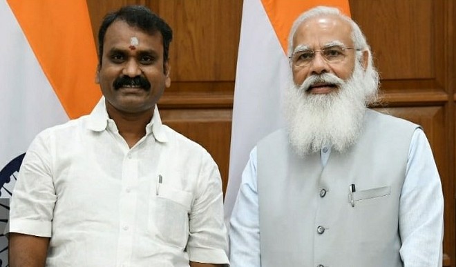 बेटा मोदी सरकार में मंत्री, माता-पिता खेतों में करते हैं मजदूरी, ऐसा है उनका सादगी भरा जीवन