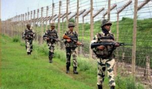 BSF ने बंगाल में सीमा के निकट तीन बांग्लादेशी नागरिकों को पकड़ा