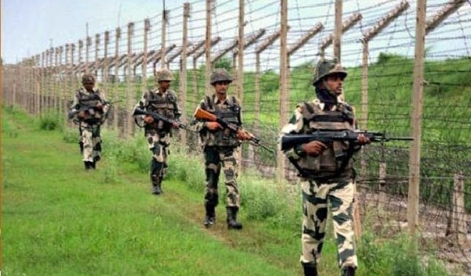 BSF ने बंगाल में सीमा के निकट तीन बांग्लादेशी नागरिकों को पकड़ा