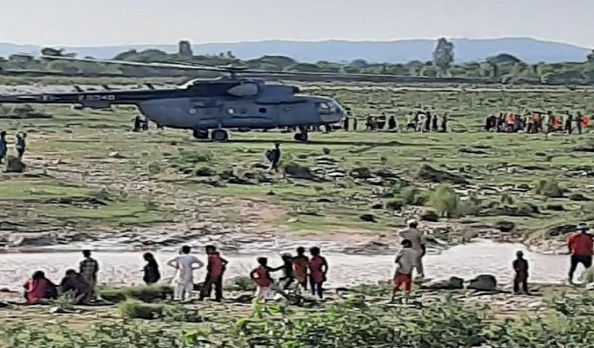 जम्मू-कश्मीर के कठुआ में अचानक आई बाढ़ में फंसे पांच लोग, वायुसेना ने सभी को सुरक्षित निकाला