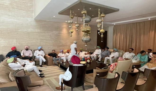 सिद्धू का शक्ति प्रदर्शन ! कांग्रेस के 62 विधायक उनके आवास पहुंचे, परगट सिंह बोले- CM को जनता से मांगनी चाहिए माफी