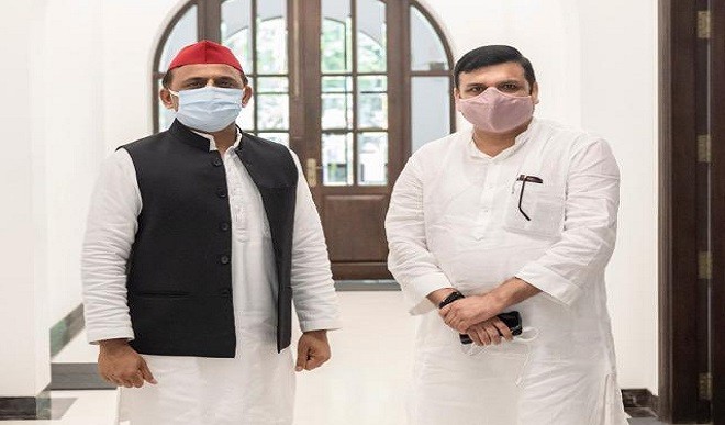 चुनाव से पहले UP में एसपी और आप साथ-साथ ! आखिर बढ़ती नजदीकियों की वजह क्या है ?