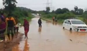 राज्यमंत्री की कार थी नकुलनाथ के काफिले में शामिल , रास्ते के बीच नाले में फंसी