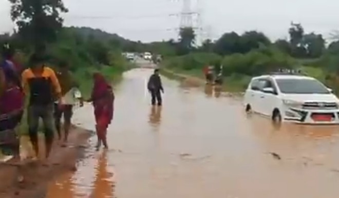 राज्यमंत्री की कार थी नकुलनाथ के काफिले में शामिल , रास्ते के बीच नाले में फंसी