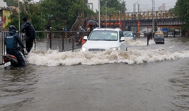 पश्चिम और मध्य भारत में हो सकती है भारी बारिश, मुंबई के लिए 'रेड' अलर्ट जारी: मौसम विभाग