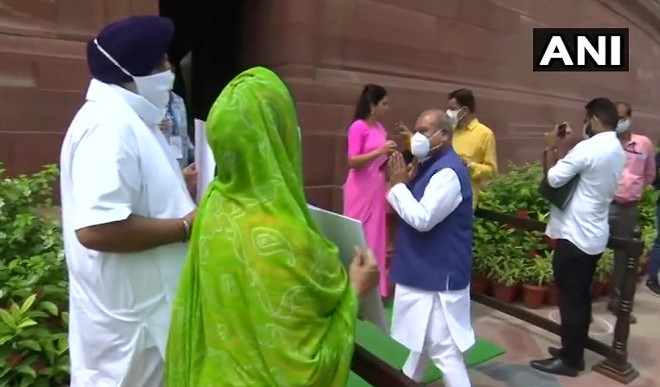 हरसिमरत ने सरकार को बताया किसान विरोधी तो भगवंत मान ने कहा- कानूनों को वापस लेने के सिवा कोई विकल्प नहीं