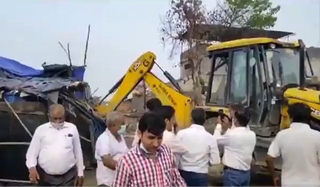 दिल्ली में चला योगी सरकार का बुलडोजर, रोहिंग्या कैंप तोड़कर खाली करवाई गई 150 करोड़ की जमीन